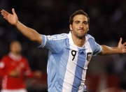 开云体育-魔笛奏响欧战夜，曼联险胜巴萨背后的全能核心