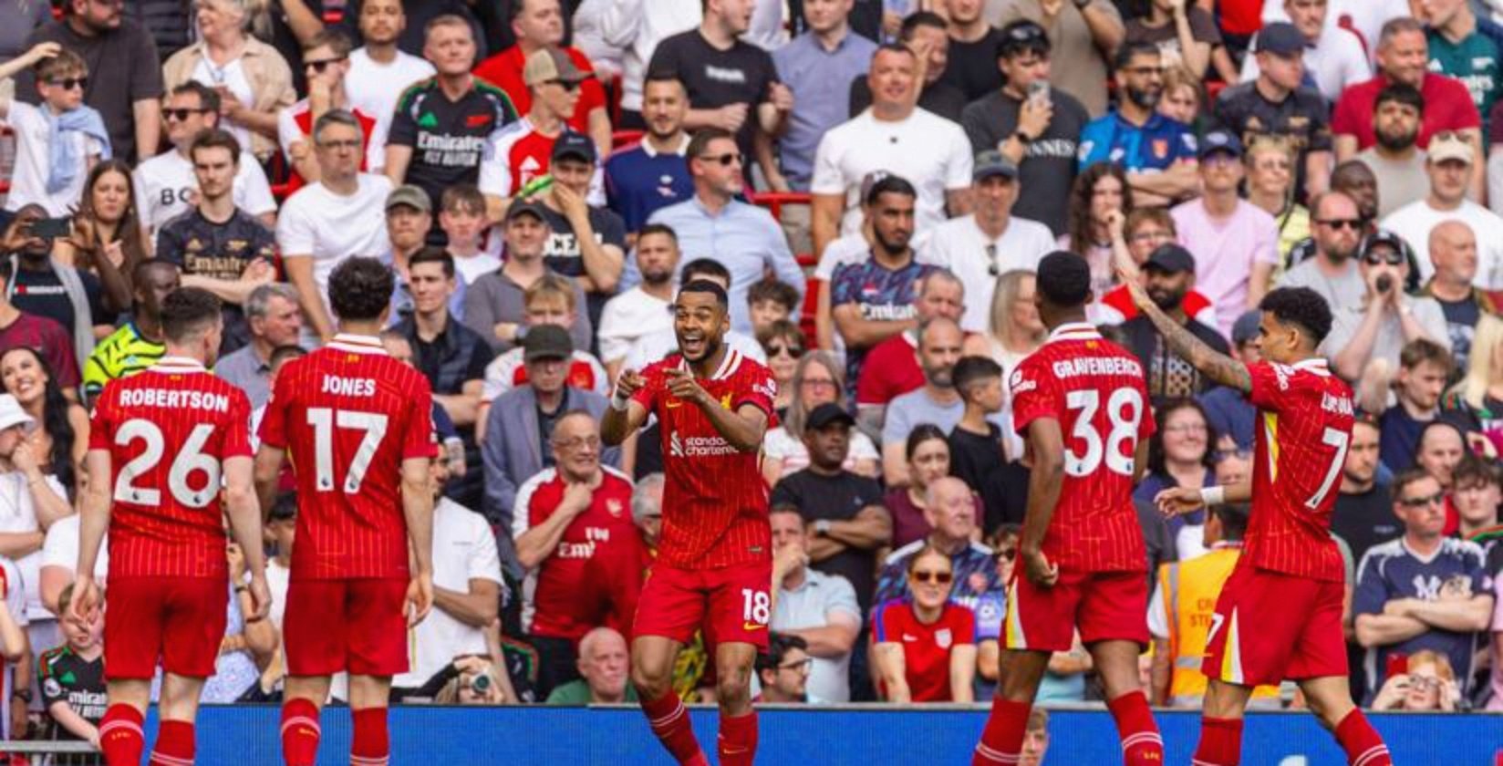 阿森纳前锋破门开怀大笑庆祝胜利 阿森纳前锋破门开怀大笑庆祝胜利