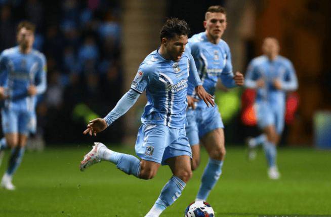 包含莱切斯特客场遭遇惨败，重现低谷的词条