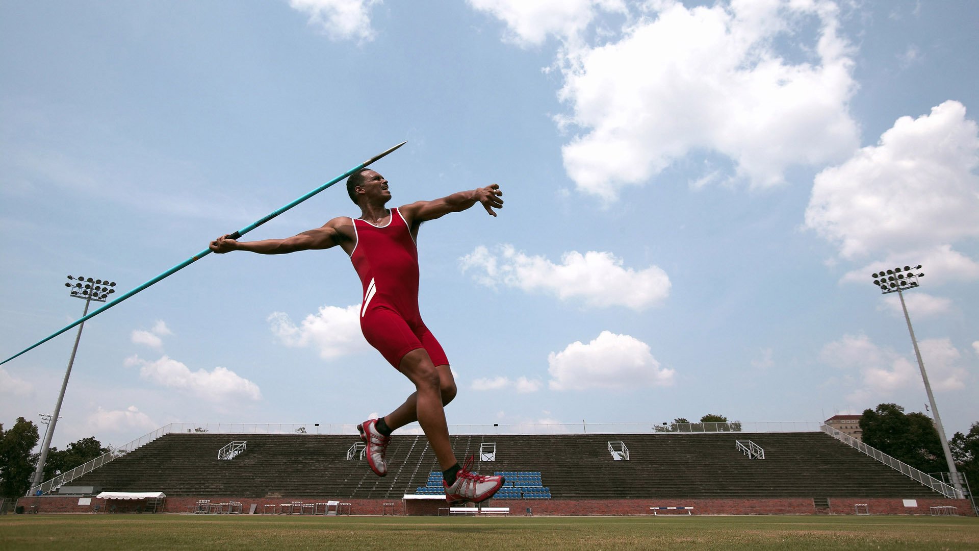 赛道与数据之夜,当F1争冠悬念遇上努涅斯的全面爆发